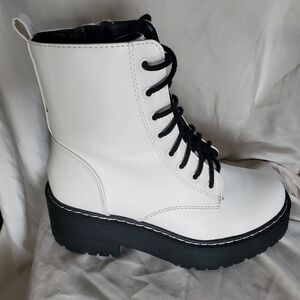 Women Soda White Lace-Up Chunky Platform Combat Boots Size 7.5 Dr. Martin Style